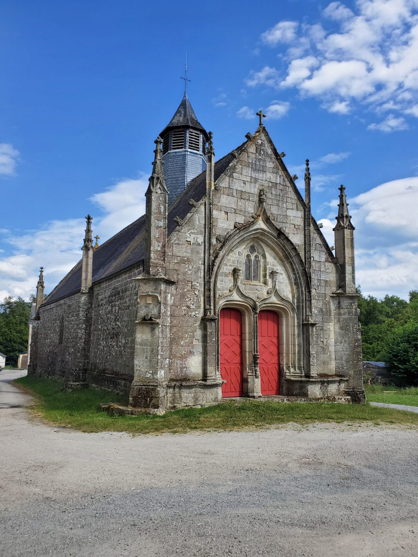 Chapelle NotreDamedesVertus et sa fontaine Berric Boulevard des